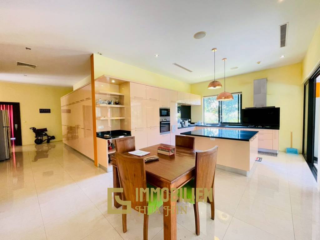 Terrain de 2200 m² / surface habitable de 450 m² / dans un complexe résidentiel exclusif