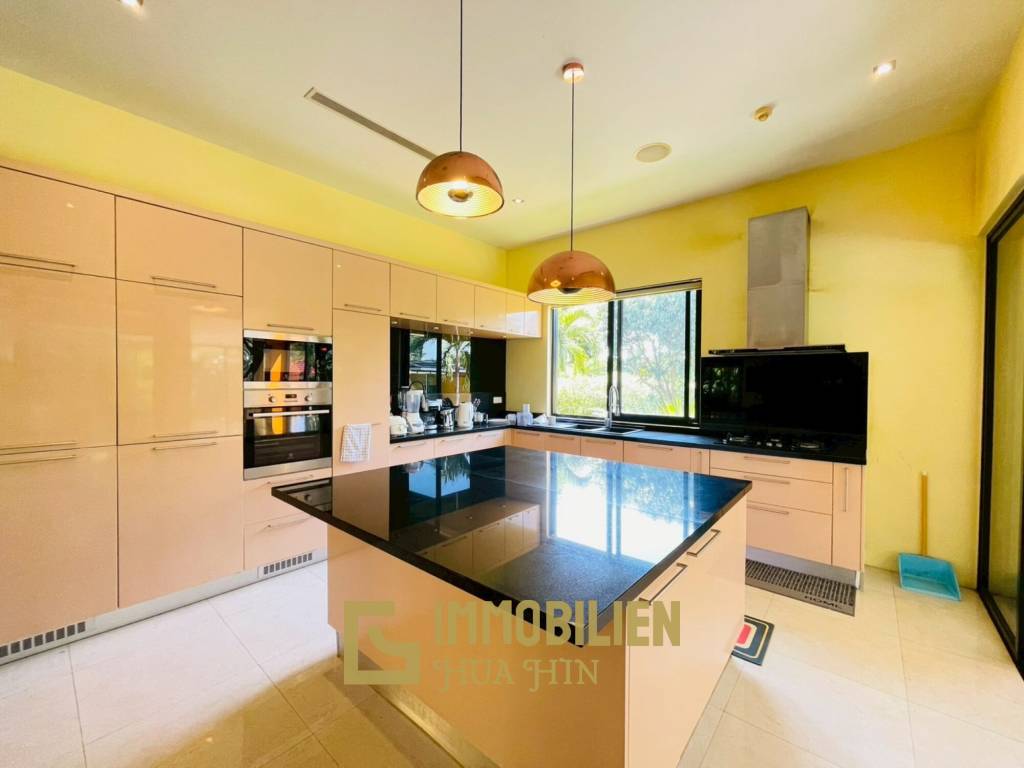 Terrain de 2200 m² / surface habitable de 450 m² / dans un complexe résidentiel exclusif