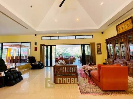 Terrain de 2200 m² / surface habitable de 450 m² / dans un complexe résidentiel exclusif