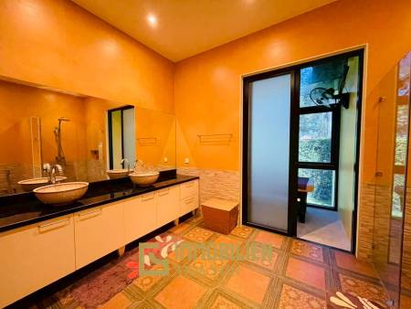 Terrain de 2200 m² / surface habitable de 450 m² / dans un complexe résidentiel exclusif