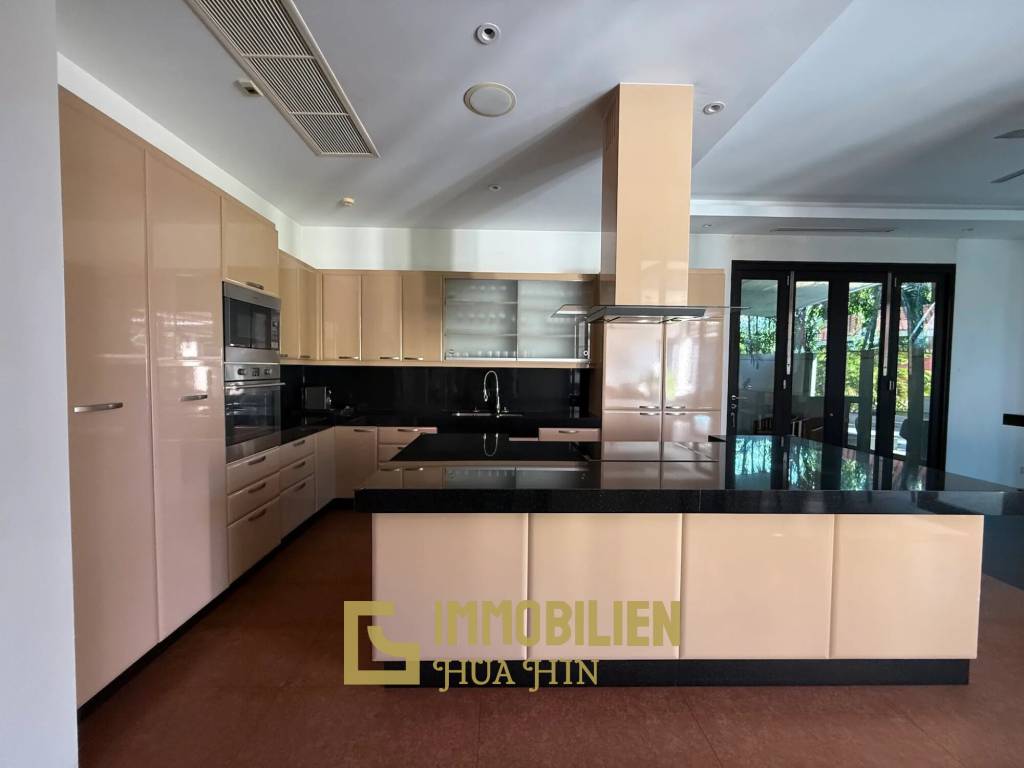 4000 qm Grundstücksfläche / 4 Wohngebäude / Exklusive Anlage