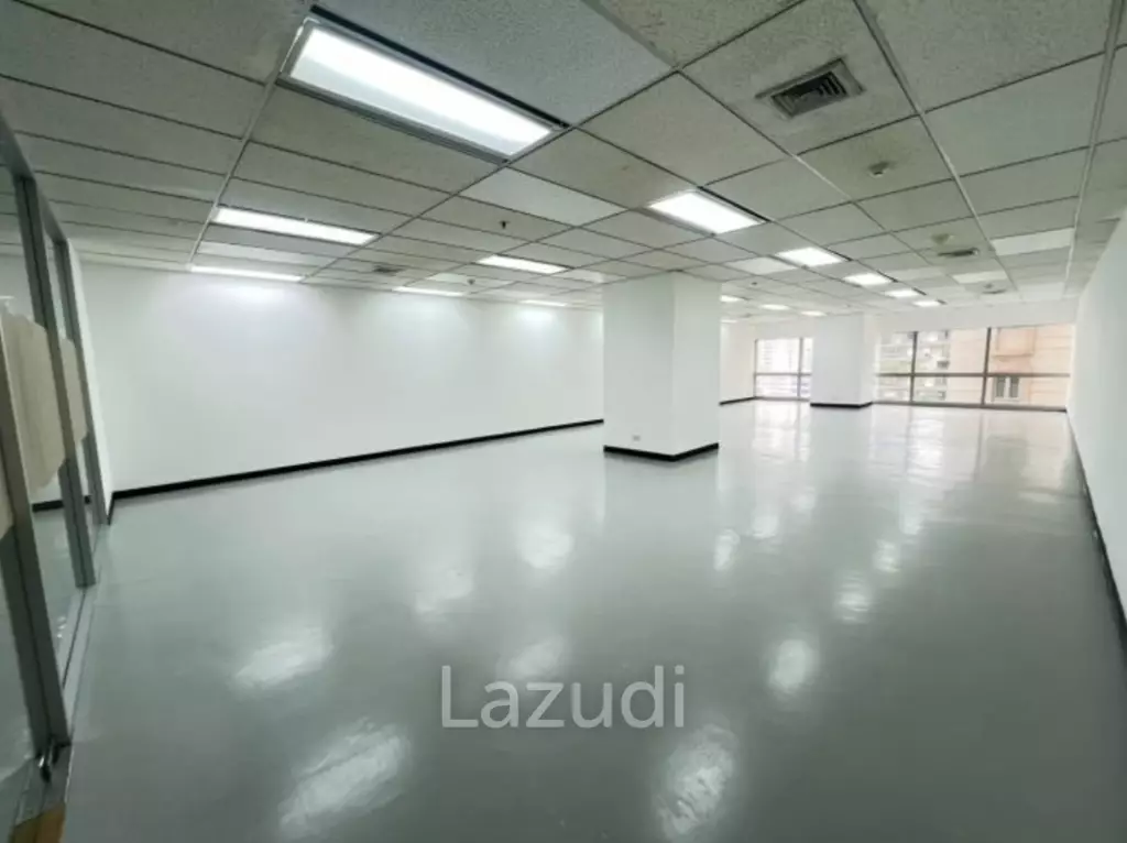 11th Floor Office for Lease in Sermmit Tower Khlong Toei Nuea Bangkok