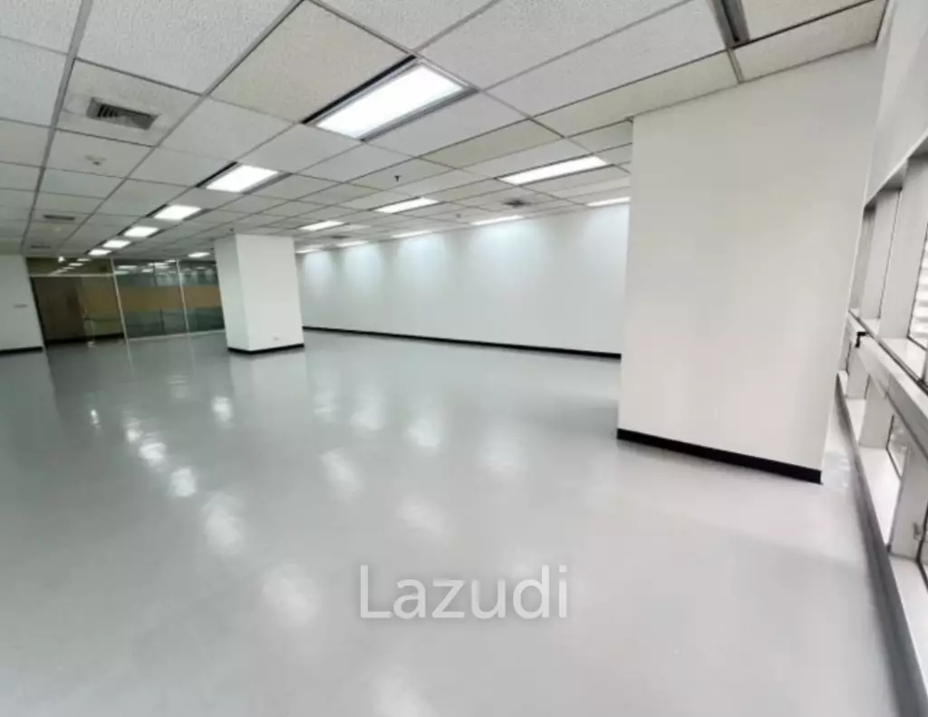 11th Floor Office for Lease in Sermmit Tower Khlong Toei Nuea Bangkok