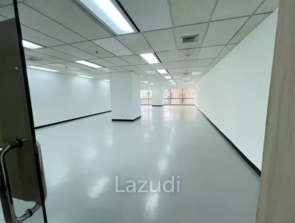 11th Floor Office for Lease in Sermmit Tower Khlong Toei Nuea Bangkok