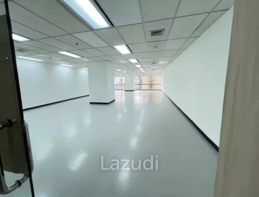 11th Floor Office for Lease in Sermmit Tower Khlong Toei Nuea Bangkok