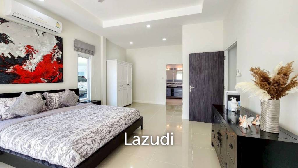 AVENUE 88  GOLD : Renovated 3 Bed Pool Villa