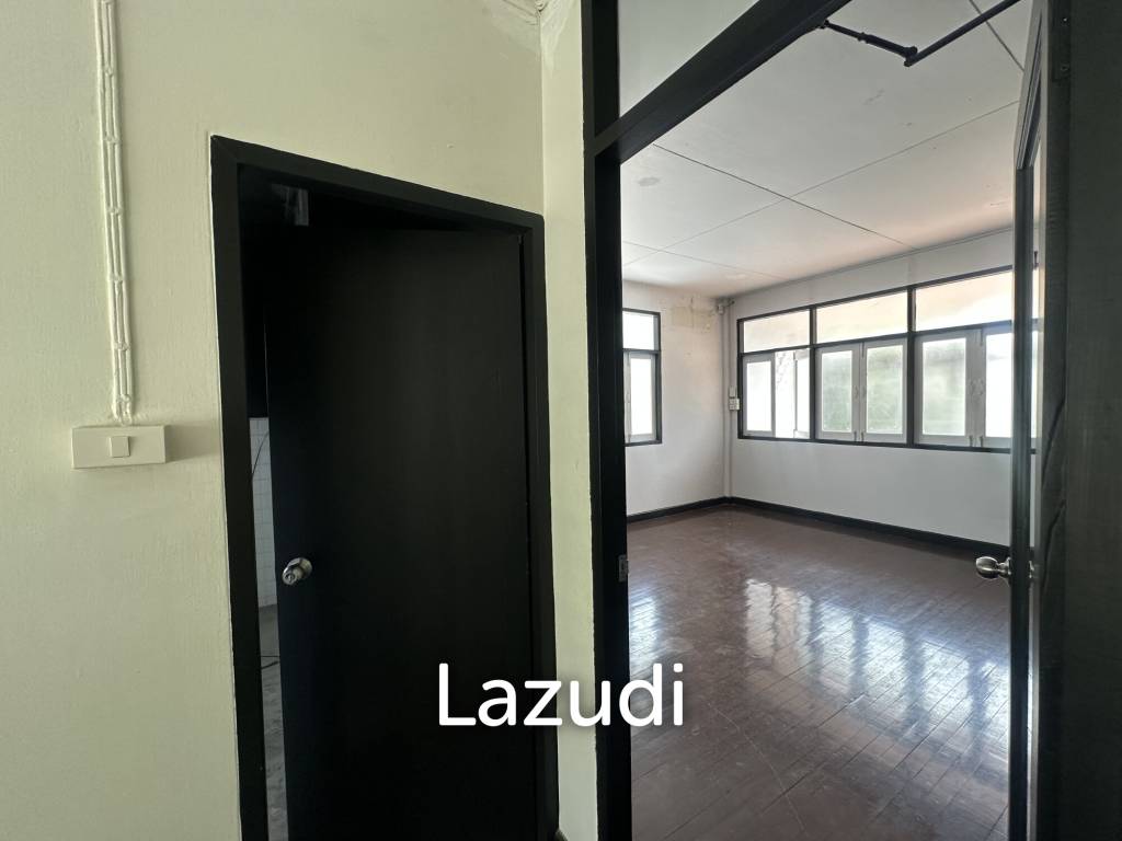 400 sqm retail space in Khlong Tan Khlong Toei Bangkok