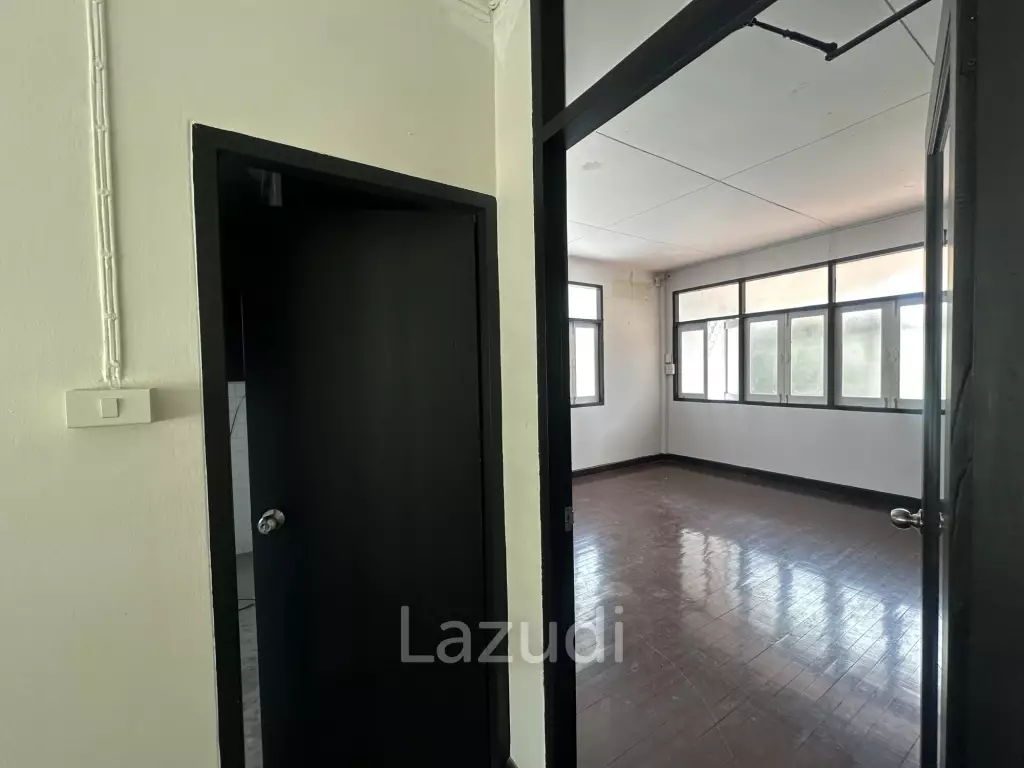 400 sqm retail space in Khlong Tan Khlong Toei Bangkok