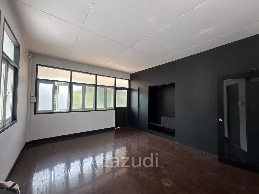 400 sqm retail space in Khlong Tan Khlong Toei Bangkok