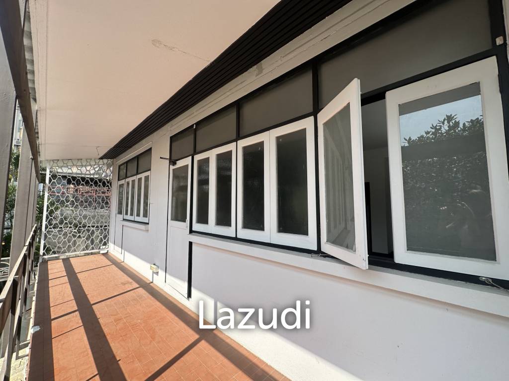 400 sqm retail space in Khlong Tan Khlong Toei Bangkok
