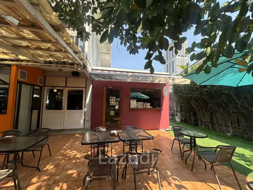 400 sqm retail space in Khlong Tan Khlong Toei Bangkok