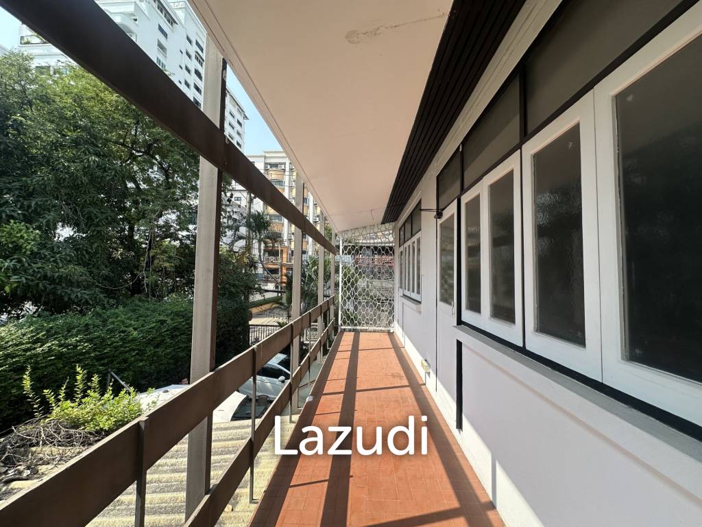 400 sqm retail space in Khlong Tan Khlong Toei Bangkok