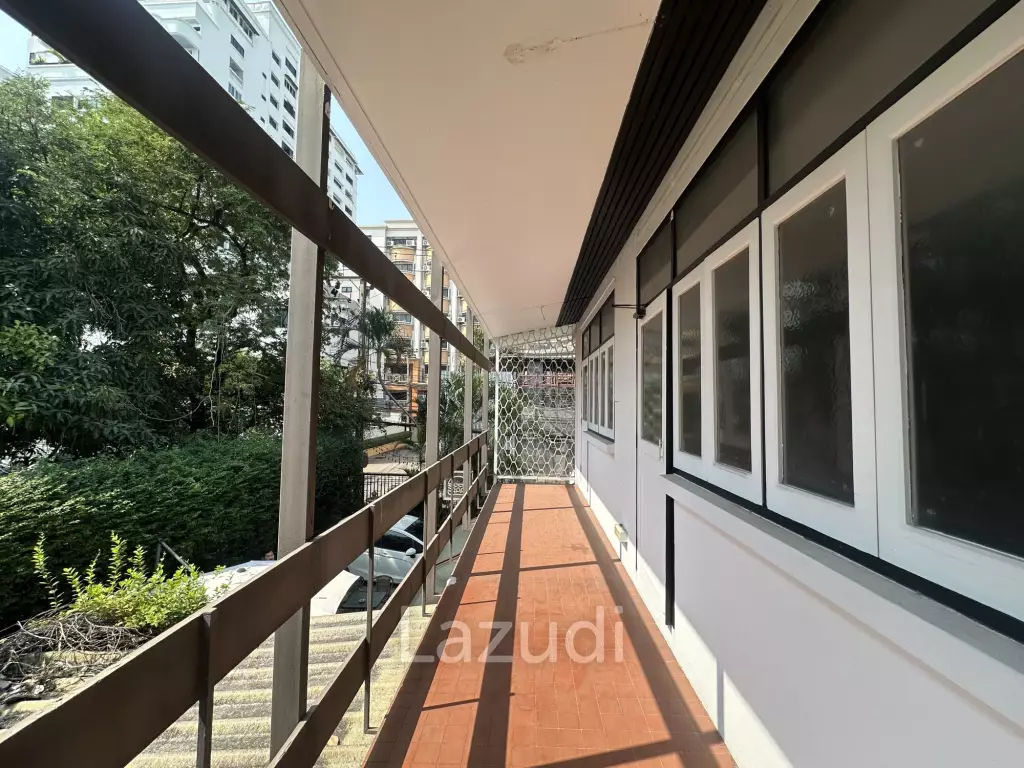 400 sqm retail space in Khlong Tan Khlong Toei Bangkok