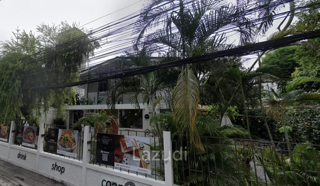 400 sqm retail space in Khlong Tan Khlong Toei Bangkok