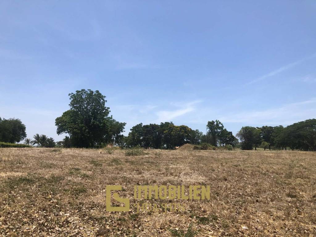 Земельный участок площадью 2000 кв. м / место для поля для гольфа / участок под застройку