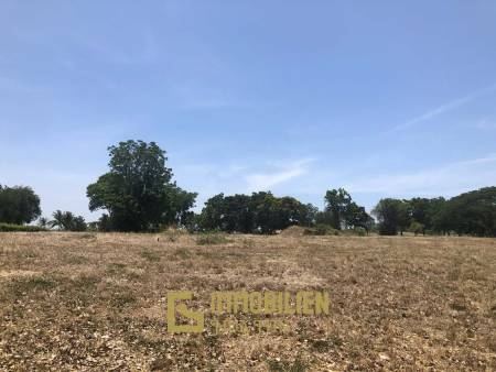 Земельный участок площадью 2000 кв. м / место для поля для гольфа / участок под застройку