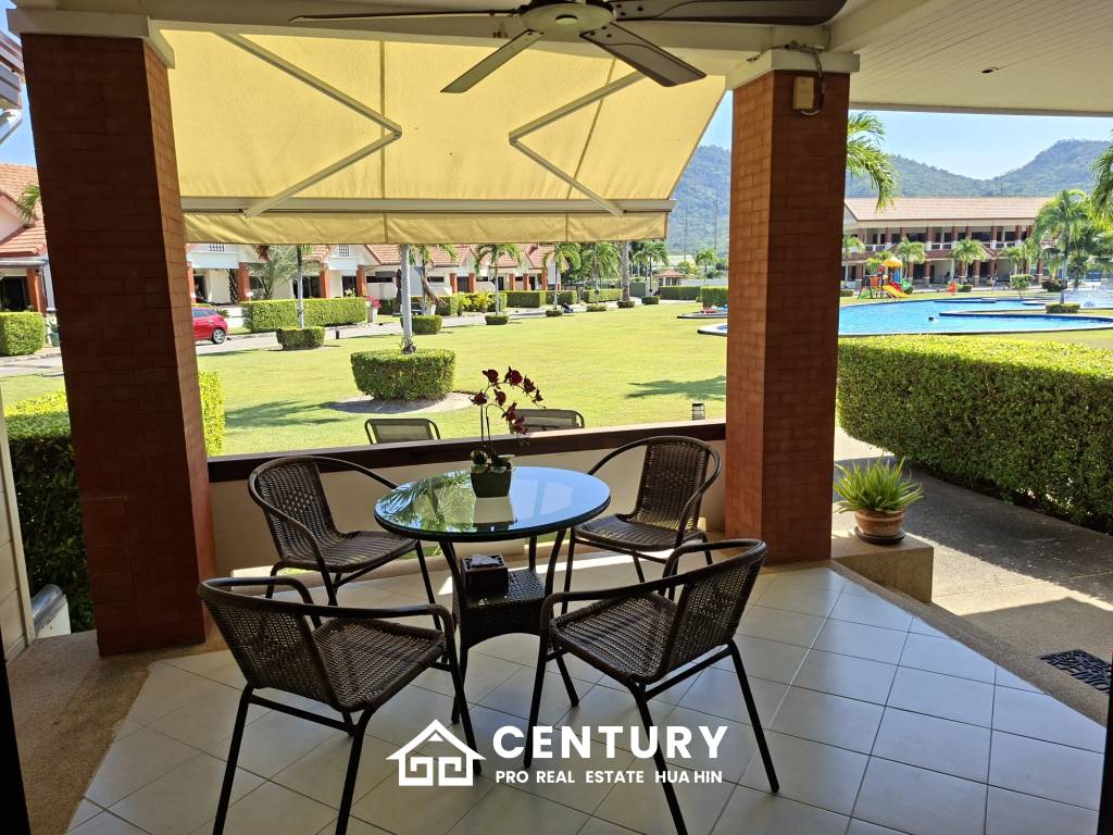 Pool and Mountain view 2 bed Townhouse