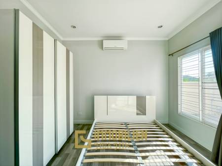 privater Pool / pflegeleichter Garten / 2 Schlafzimmer + 2 Badezimmer