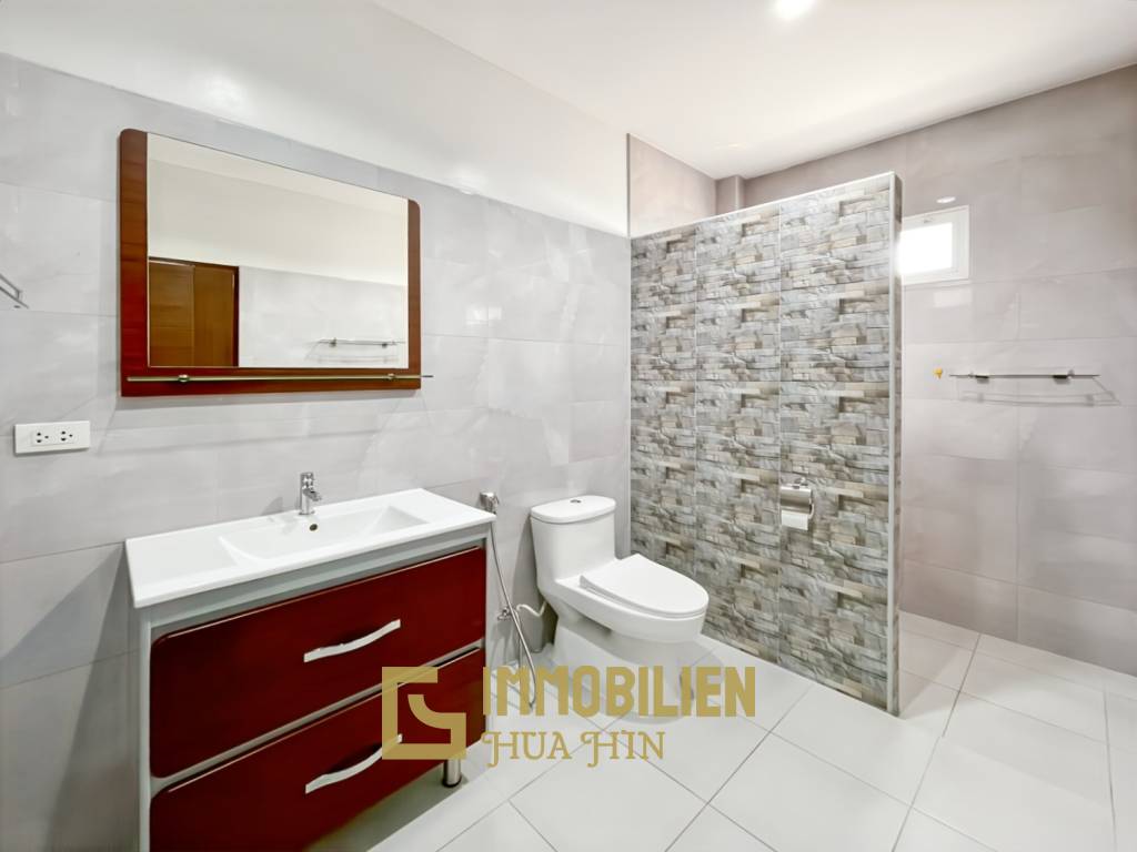 privater Pool / pflegeleichter Garten / 2 Schlafzimmer + 2 Badezimmer