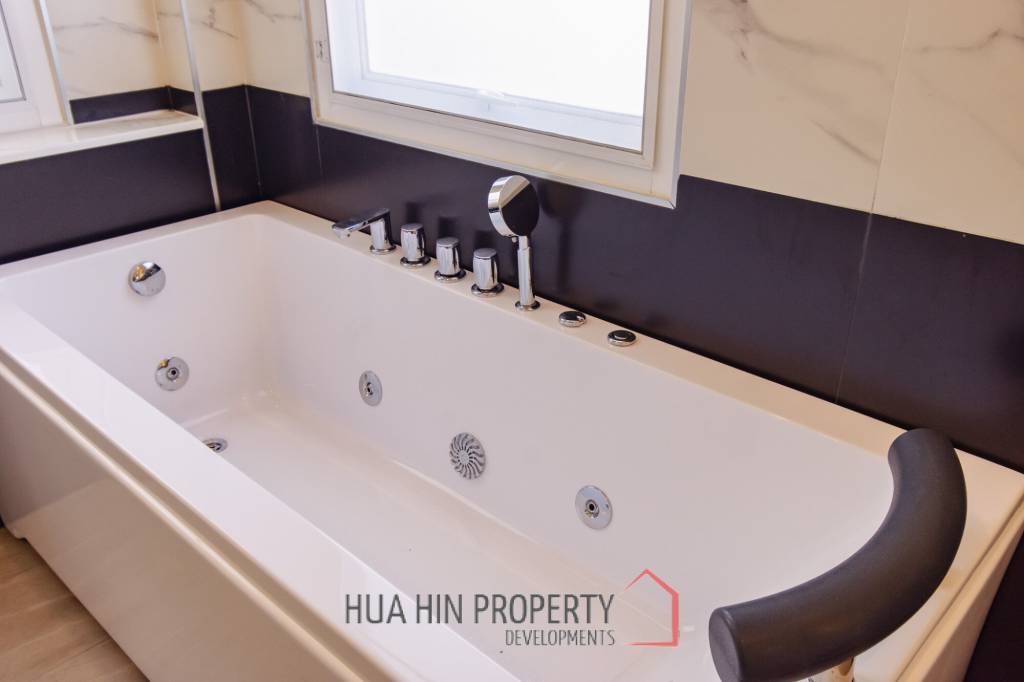 195 sqm pool villa in Thap Tai Hua Hin MeeDee Homes