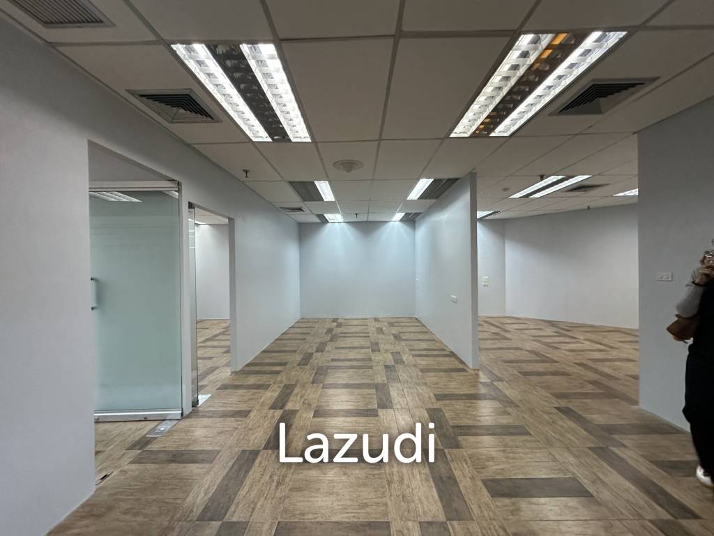 180 sqm office in Charn Issara Tower 1 Close to MRT Silom, BTS,  Bang Rak Bangkok