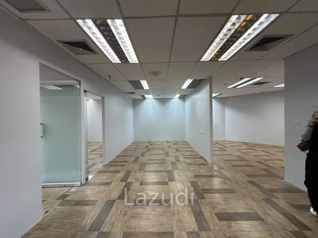 180 sqm office in Charn Issara Tower 1 Close to MRT Silom, BTS,  Bang Rak Bangkok