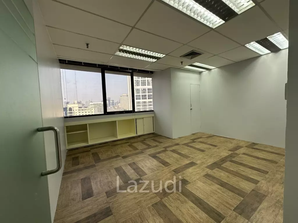 180 sqm office in Charn Issara Tower 1 Close to MRT Silom, BTS,  Bang Rak Bangkok
