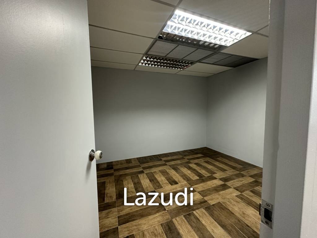 180 sqm office in Charn Issara Tower 1 Close to MRT Silom, BTS,  Bang Rak Bangkok