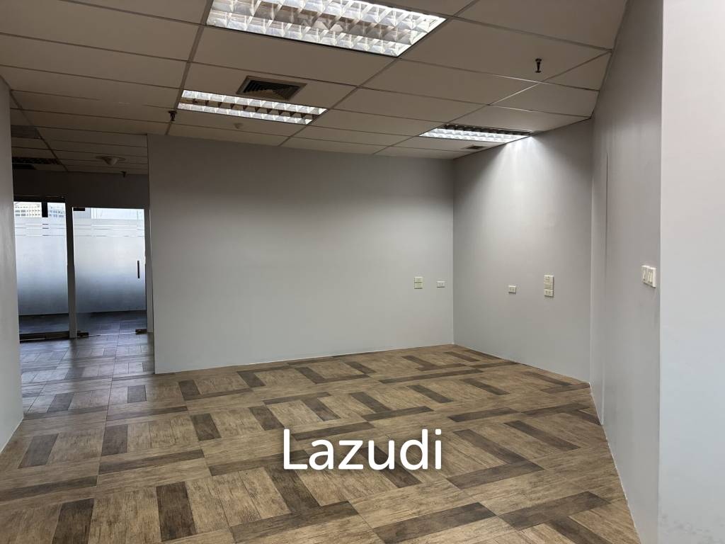 180 sqm office in Charn Issara Tower 1 Close to MRT Silom, BTS,  Bang Rak Bangkok