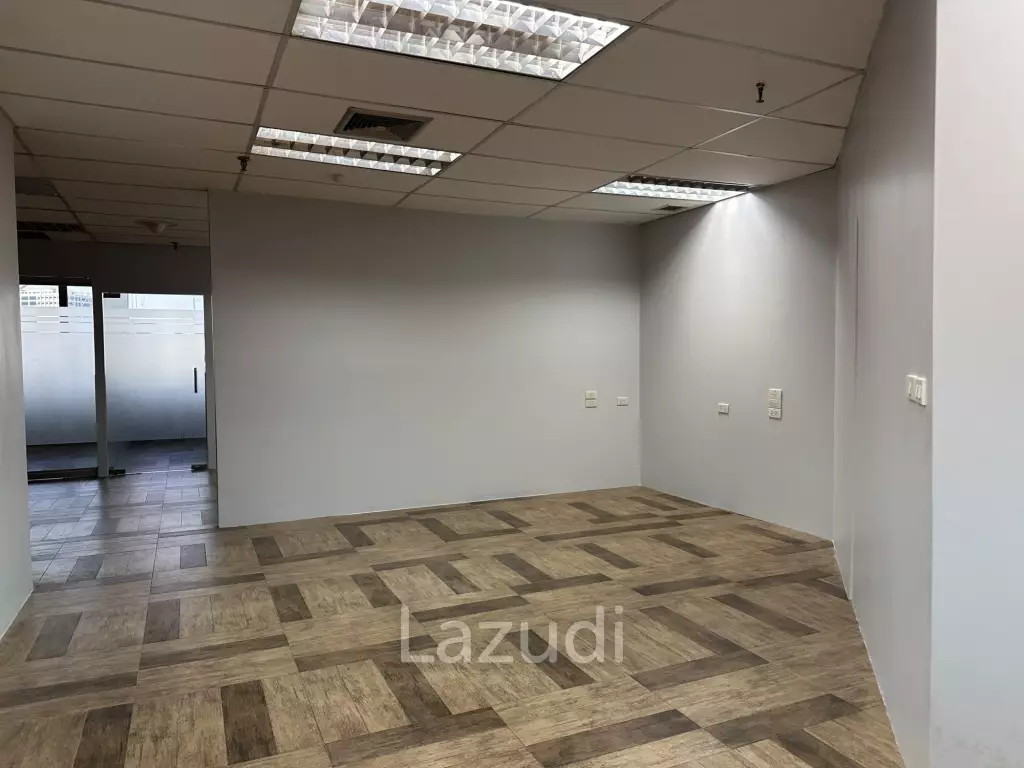 180 sqm office in Charn Issara Tower 1 Close to MRT Silom, BTS,  Bang Rak Bangkok