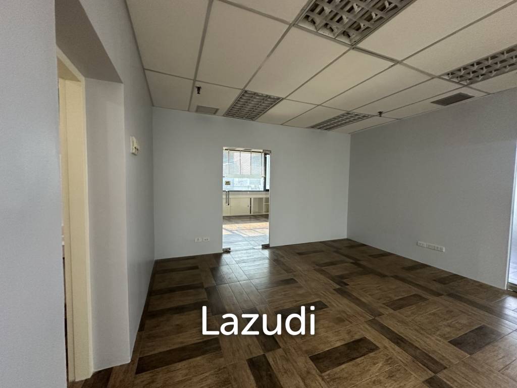 180 sqm office in Charn Issara Tower 1 Close to MRT Silom, BTS,  Bang Rak Bangkok
