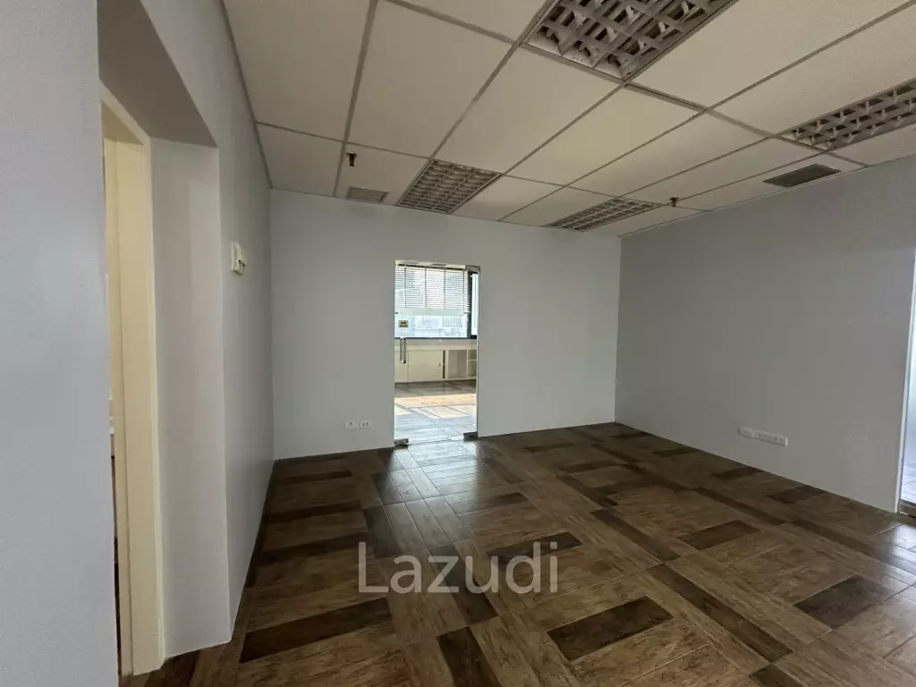 180 sqm office in Charn Issara Tower 1 Close to MRT Silom, BTS,  Bang Rak Bangkok