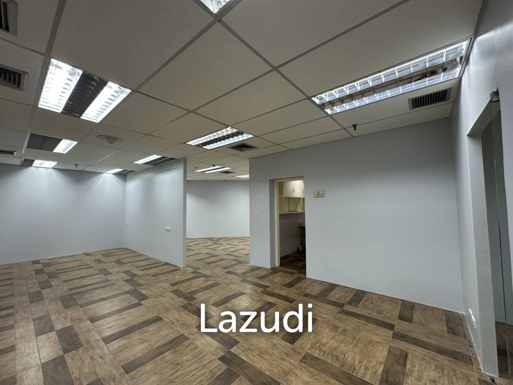 180 sqm office in Charn Issara Tower 1 Close to MRT Silom, BTS,  Bang Rak Bangkok