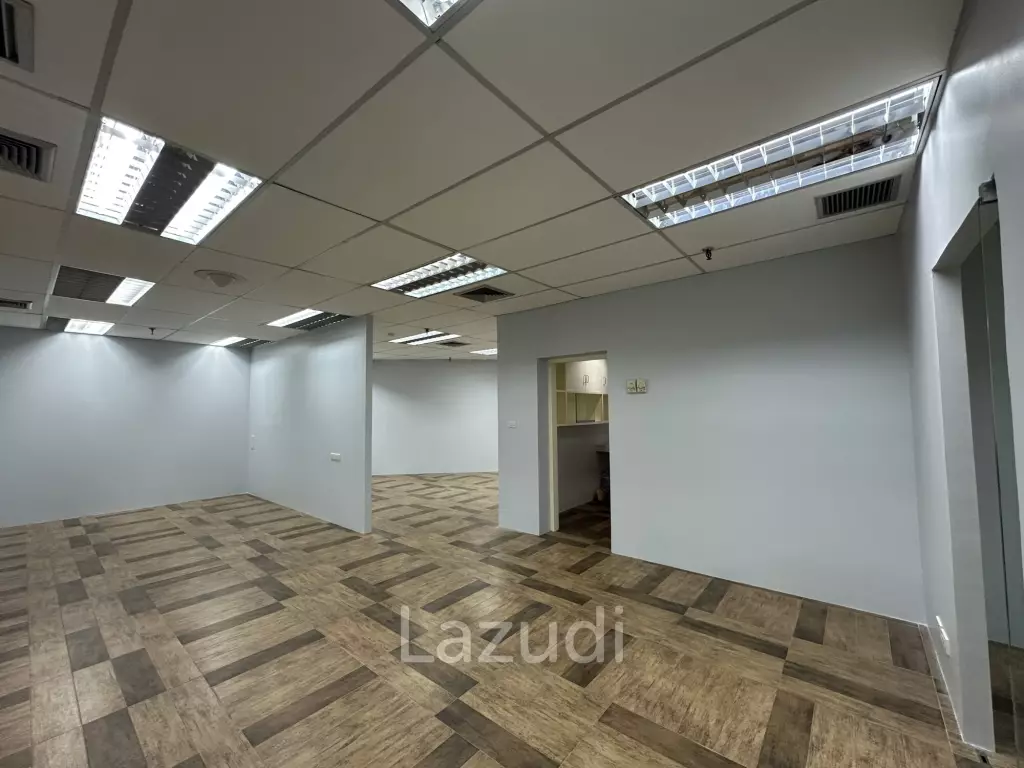 180 sqm office in Charn Issara Tower 1 Close to MRT Silom, BTS,  Bang Rak Bangkok