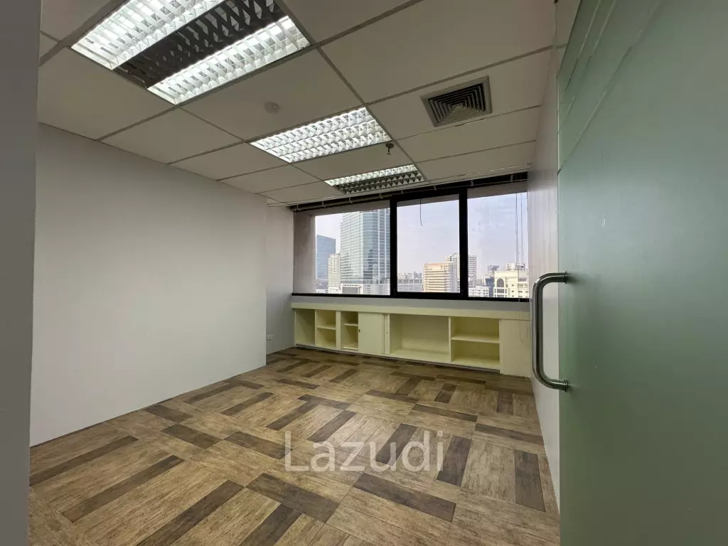 180 sqm office in Charn Issara Tower 1 Close to MRT Silom, BTS,  Bang Rak Bangkok