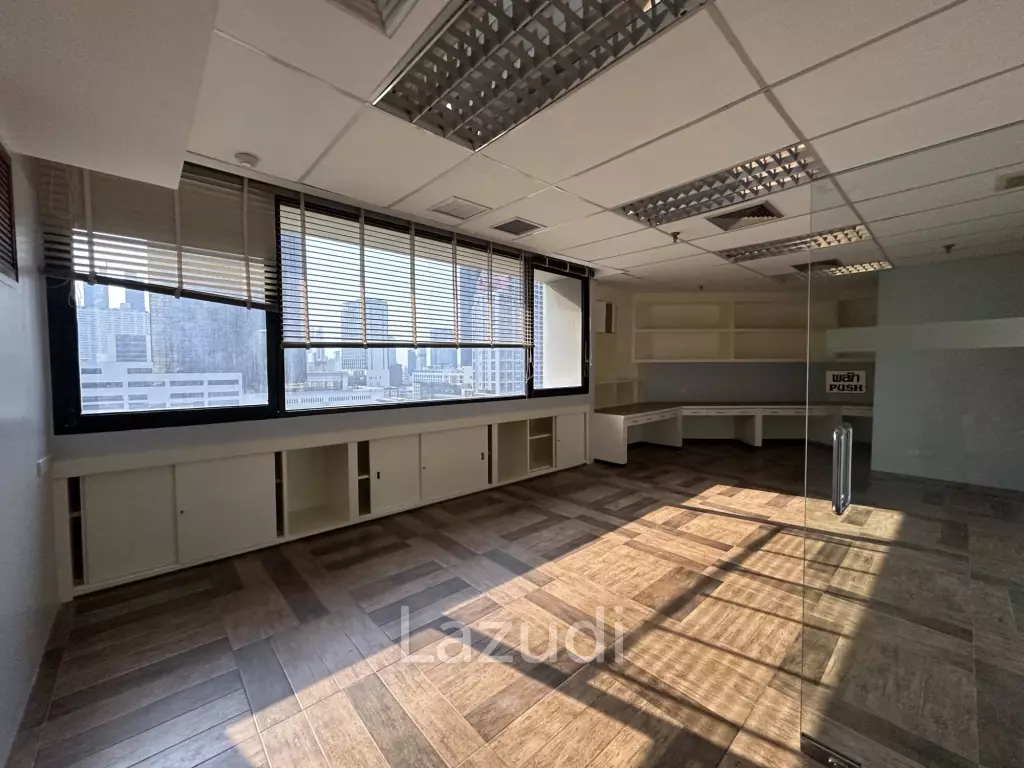 180 sqm office in Charn Issara Tower 1 Close to MRT Silom, BTS,  Bang Rak Bangkok