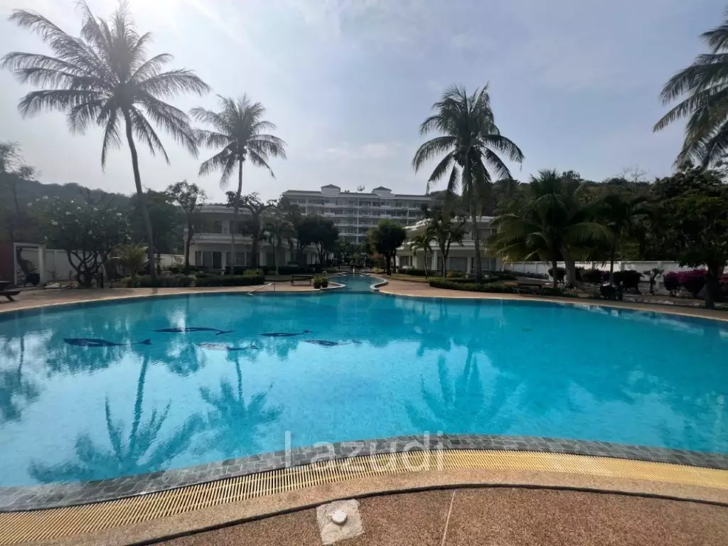 KREDSAI : 2 storey 7 bed freehold beachfront villa