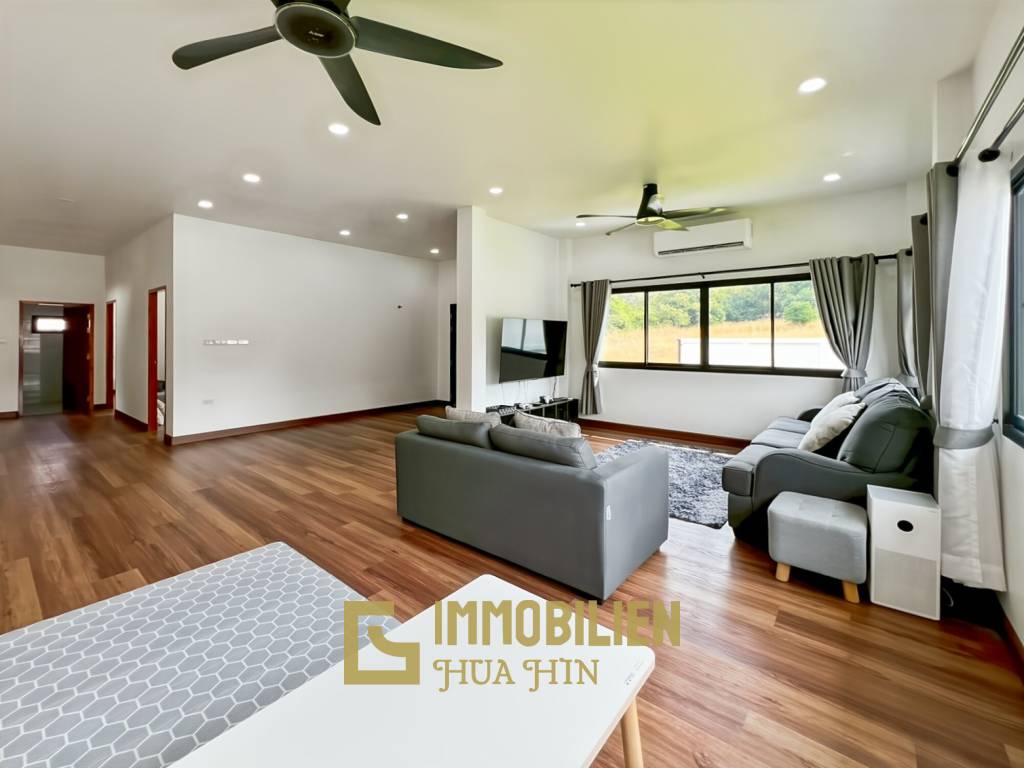 Bergblick / 800 qm Grundstück / voll möbliert