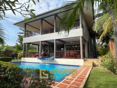 1000 qm Grundstück / 440 qm Wohnfläche / Edle Holzausstattung