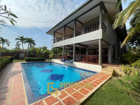 1000 qm Grundstück / 440 qm Wohnfläche / Edle Holzausstattung