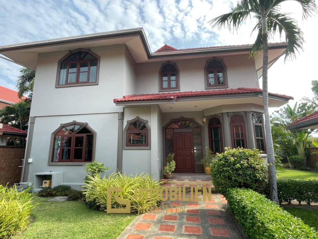 1000 qm Grundstück / 440 qm Wohnfläche / Edle Holzausstattung