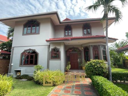 1000 qm Grundstück / 440 qm Wohnfläche / Edle Holzausstattung