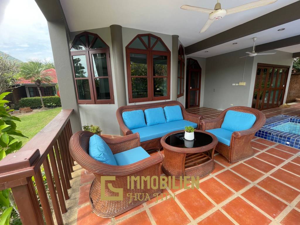 1000 qm Grundstück / 440 qm Wohnfläche / Edle Holzausstattung