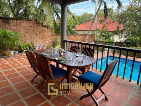 1000 qm Grundstück / 440 qm Wohnfläche / Edle Holzausstattung