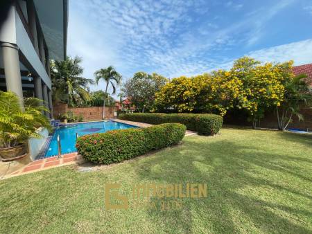 1000 qm Grundstück / 440 qm Wohnfläche / Edle Holzausstattung