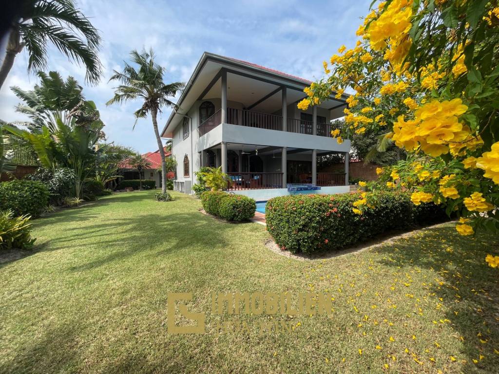 1000 qm Grundstück / 440 qm Wohnfläche / Edle Holzausstattung