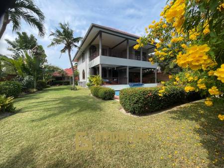 1000 qm Grundstück / 440 qm Wohnfläche / Edle Holzausstattung