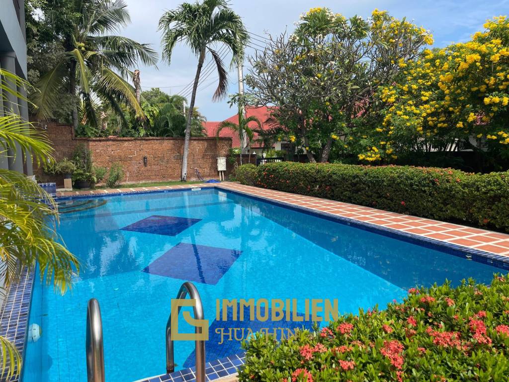 1000 qm Grundstück / 440 qm Wohnfläche / Edle Holzausstattung