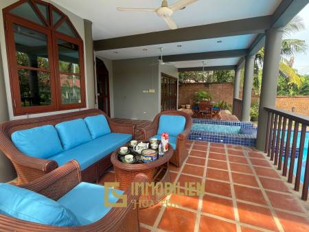 1000 qm Grundstück / 440 qm Wohnfläche / Edle Holzausstattung