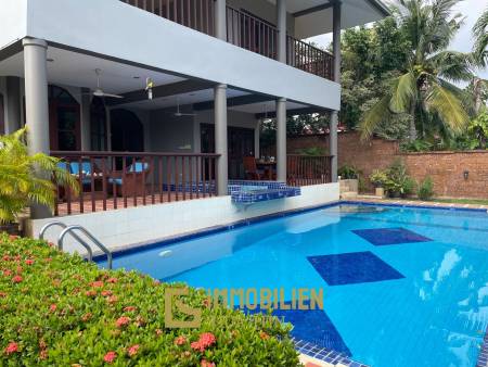 1000 qm Grundstück / 440 qm Wohnfläche / Edle Holzausstattung